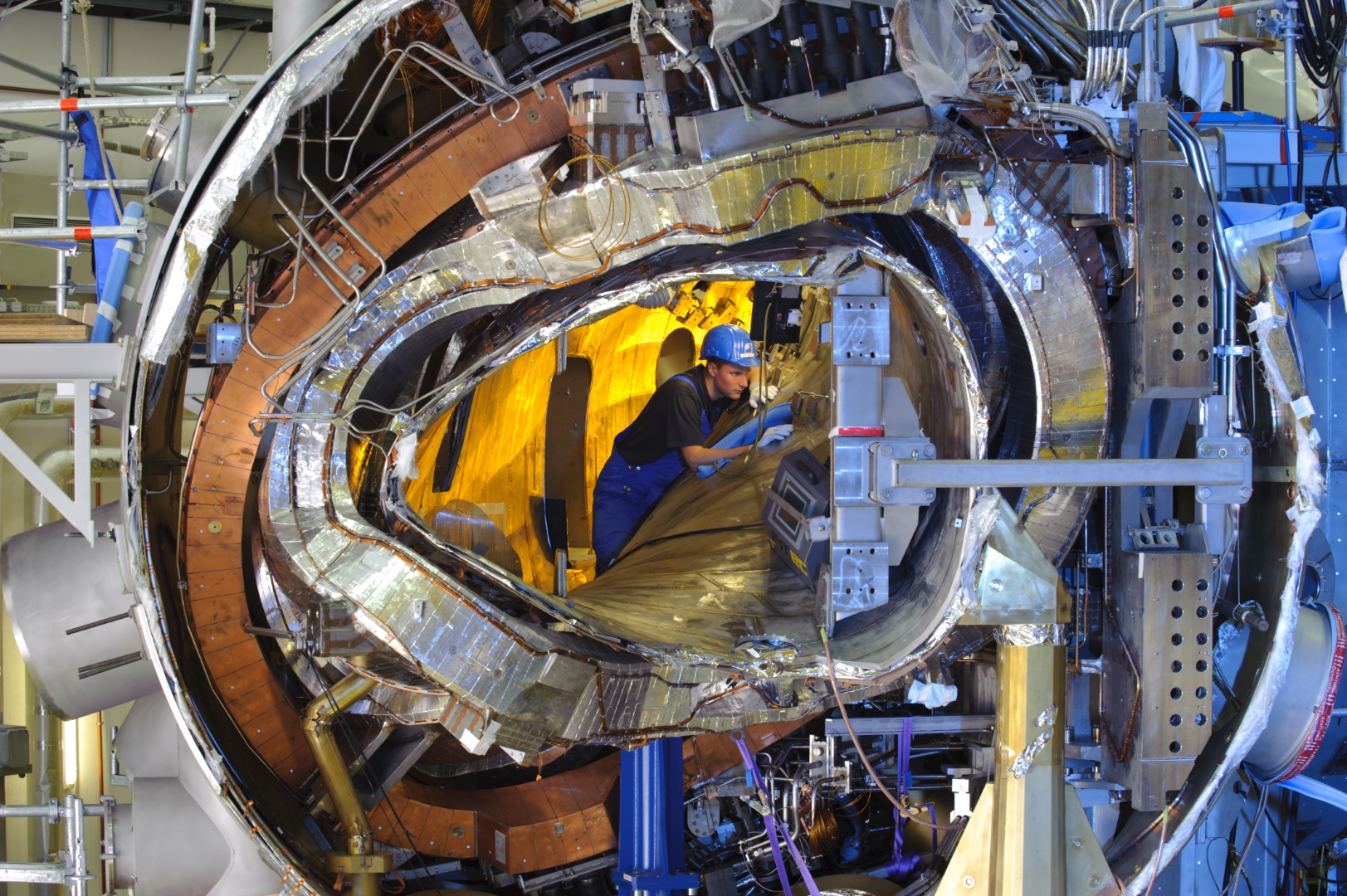 View inside: Visible are the plasma vessel, a magnet coil, the outer casing, numerous coolant ducts and power leads (photo credit: IPP)